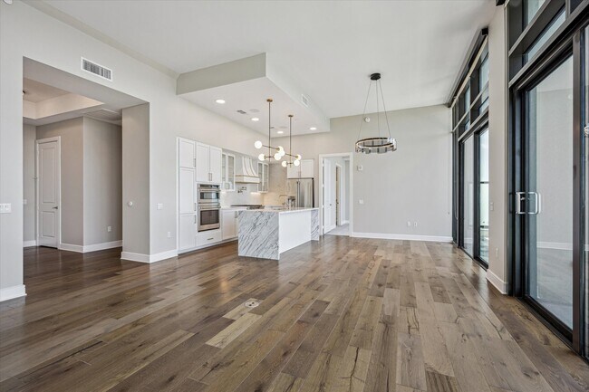 Building Photo - 9757 Katy Fwy