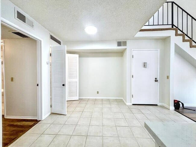 Building Photo - Lovely 2-Bed, 2-Bath Condo with Great Loca...