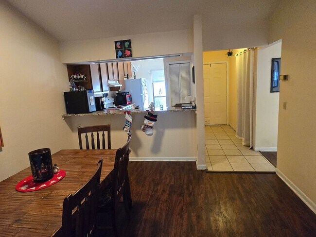 Building Photo - 2/2 Condo in the quiet community of Mile Run