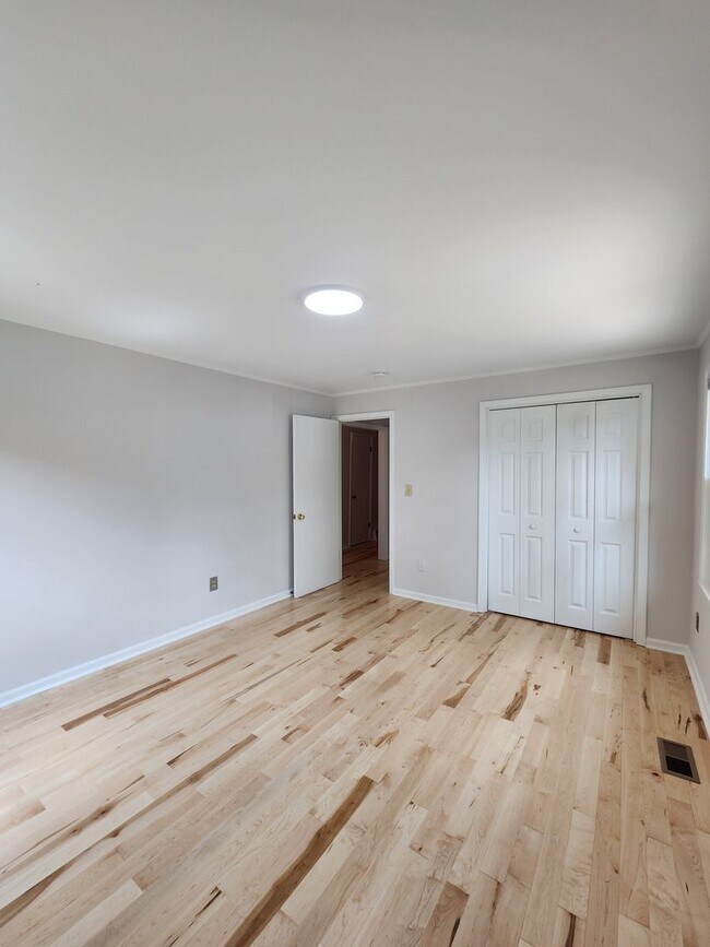Building Photo - East Asheville Rental!