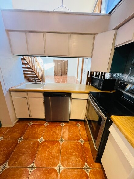 Building Photo - 302 Venture Blvd S