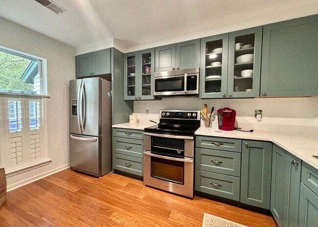 Building Photo - Available 8/1. Beautiful FURNISHED End-Unit Townhome in Central Mt Pleasant!