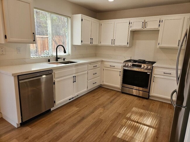 Building Photo - 2112 Carpinteria Dr