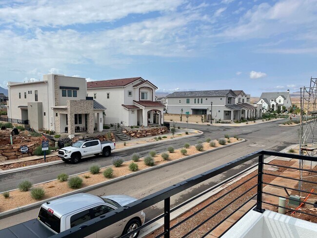 Building Photo - Gorgeous Desert Color Home!