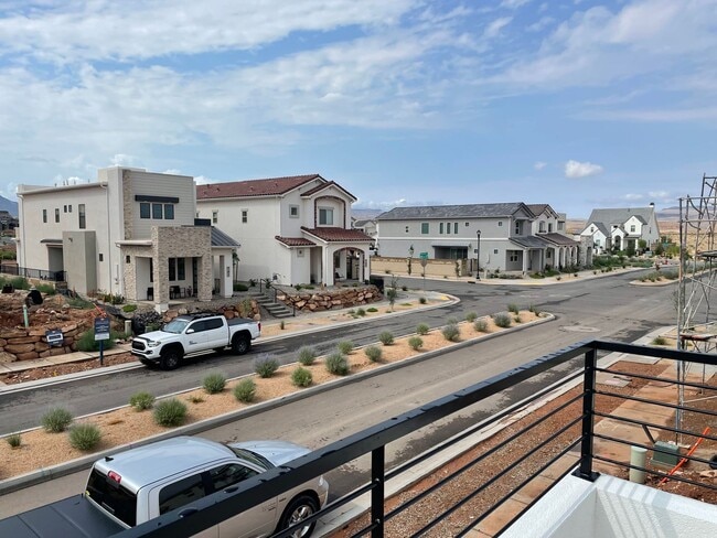 Building Photo - Gorgeous Desert Color Home with Internet Included!