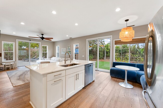 Building Photo - 200 Oak View Ln