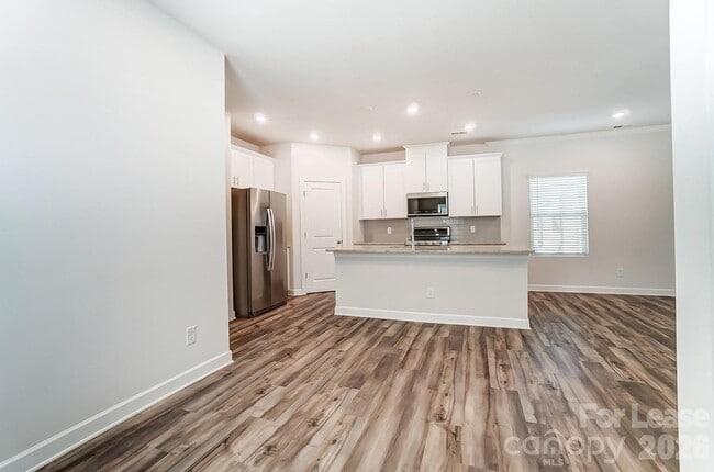 Building Photo - 3026 Lisburn St