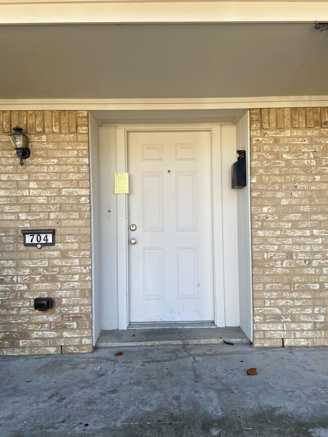 Building Photo - 704 Skyline Dr