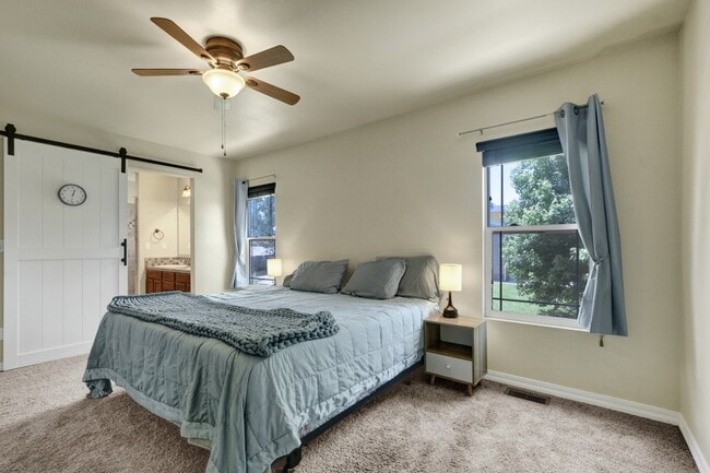 Building Photo - Updated end-unit townhouse for rent!