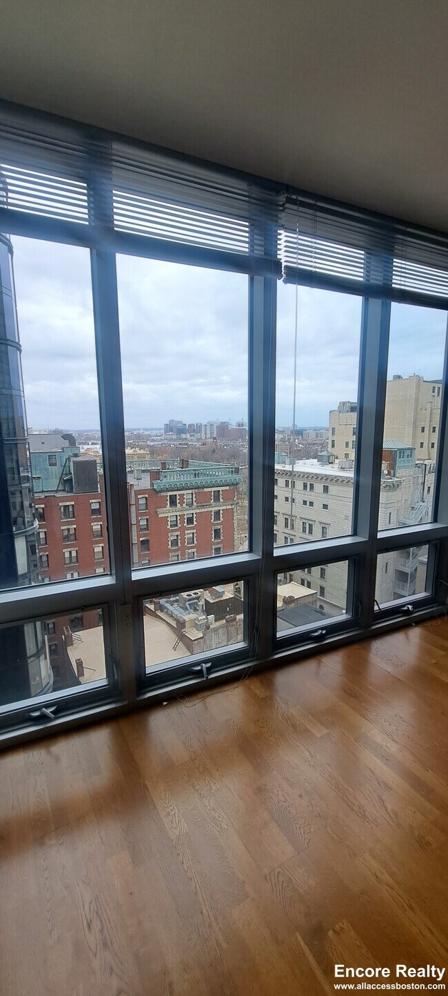 Building Photo - 665 Washington St