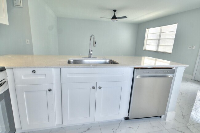 Building Photo - 137 Normandy Ln