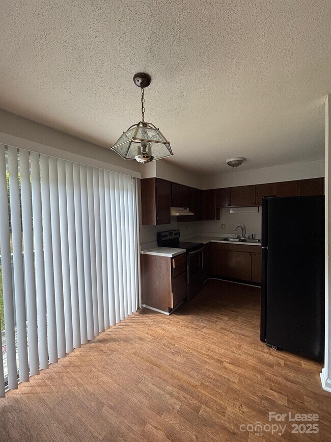 Building Photo - 2026 Harvest Ln