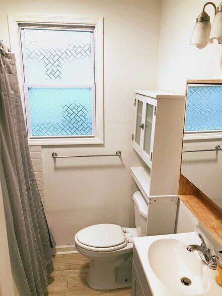 full bath - 711 Hamilton St