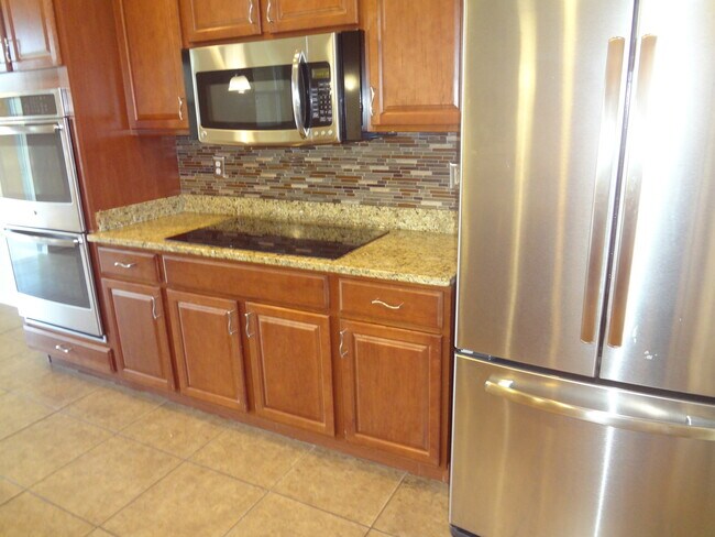 Building Photo - Beautiful 3BR Home in Mallory Square, Lawn Care Included