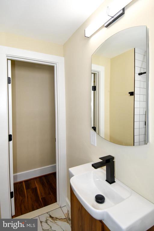 Building Photo - 216 S Henry St