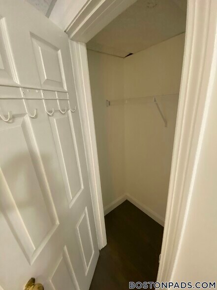 Building Photo - 98 Queensberry St