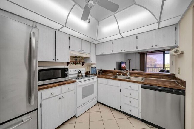 Building Photo - Riverfront Condo Location 1,100+ square fe...
