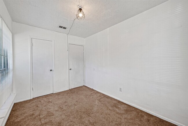 Building Photo - 4632 Greenwood Dr