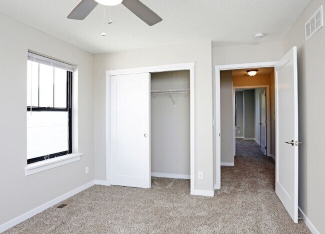 Building Photo - Cove at Prairie Trail Townhomes - Prairie ...