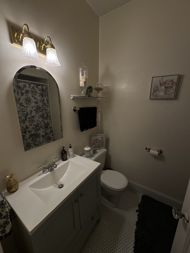 Building Photo - 408 W Briar Pl