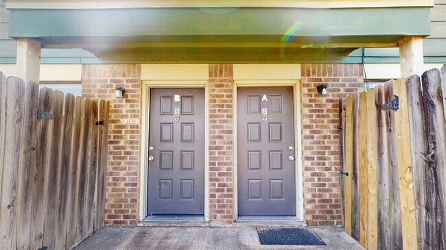 Building Photo - 2807 Longmire Dr