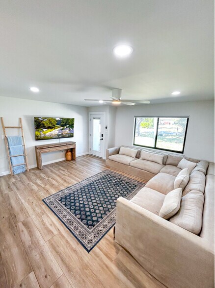 Building Photo - 4791 Palmetto Terrace