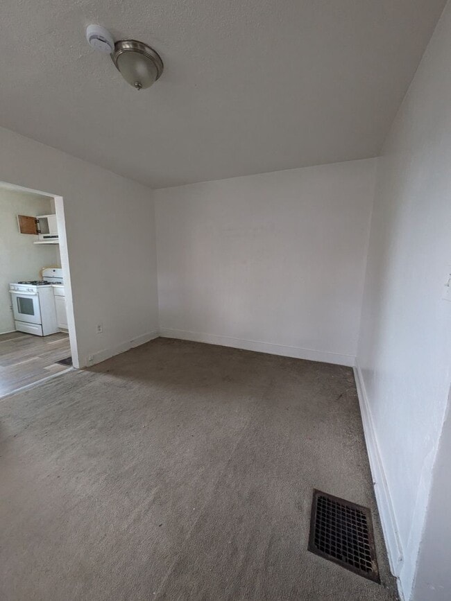 Building Photo - 2 bed 1 bath home with large living room a...