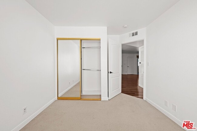 Building Photo - 610 Venice Way