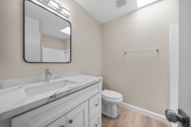 Building Photo - Large Modern Renovated 3 Bedroom 2.5 Bath ...