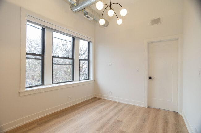 Building Photo - 2256 N Sawyer Ave