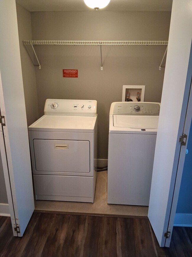 Building Photo - NEW LISTING for Lake Plaza 10th floor unit! Best View in Knoxville - Move in August 13, 2026!