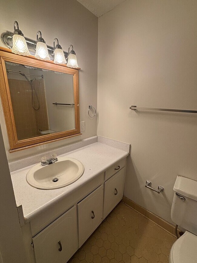 Building Photo - 3903 W 22nd St