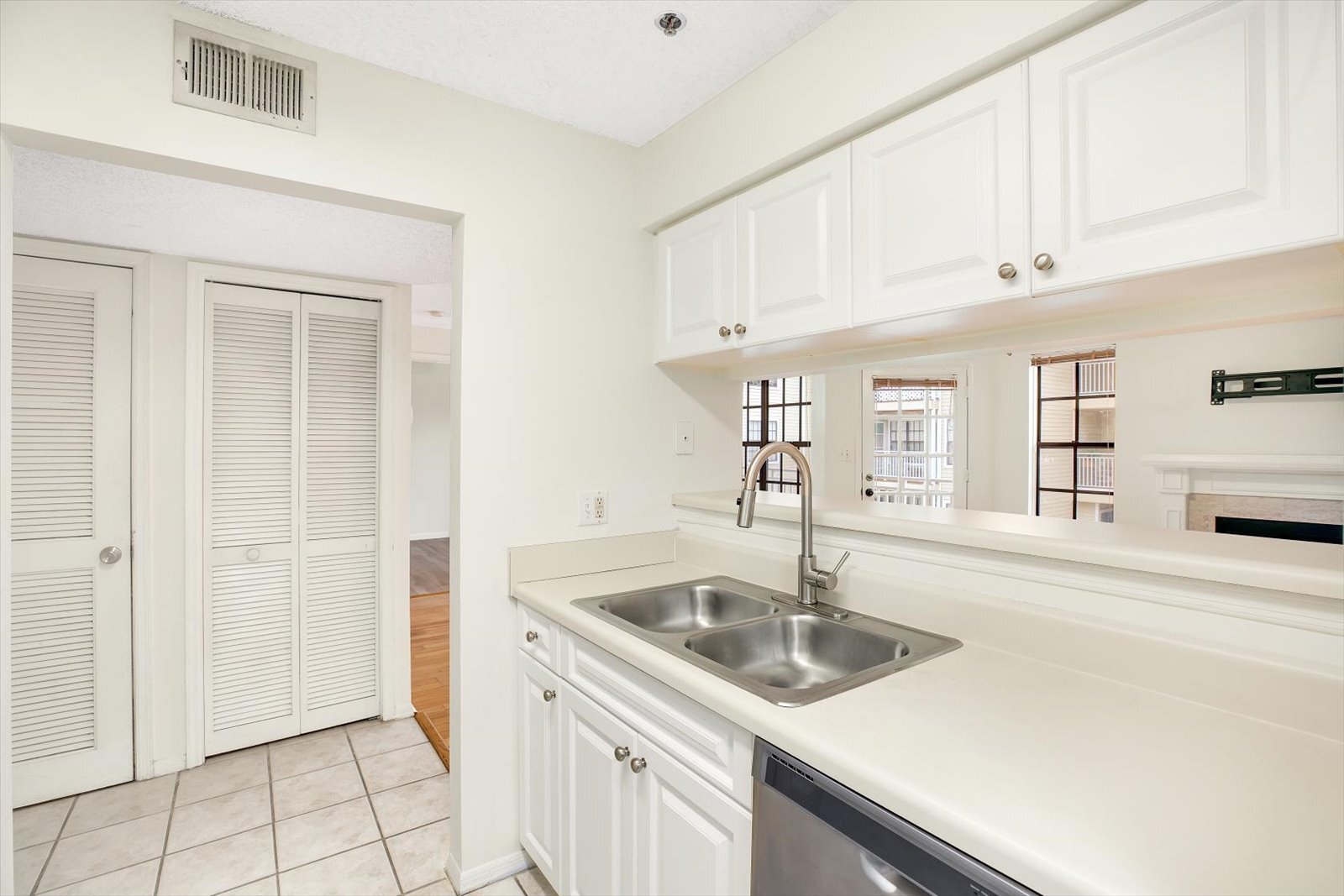 Kitchen - 1000 W Horatio St