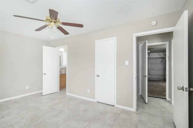 Building Photo - 9619 Rockhurst Dr