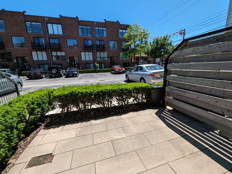 Building Photo - 932 W Grace St