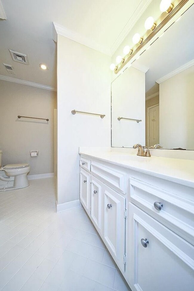 Building Photo - Great 2BA/2.5 BE Brentwood End Unit Townhome!