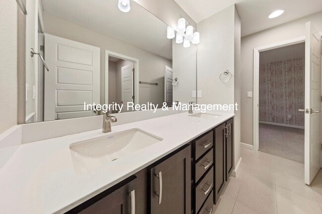 Building Photo - 3 Bed/2.5 Bath Townhome, 1999 sq ft, 2160 Meadows Blvd Unit A