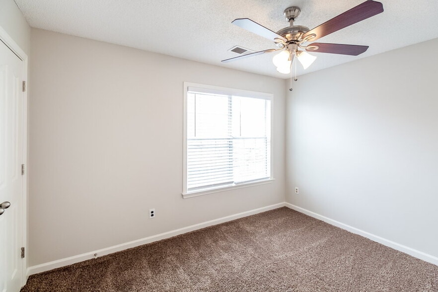 Building Photo - 6844 Charlotte Dr