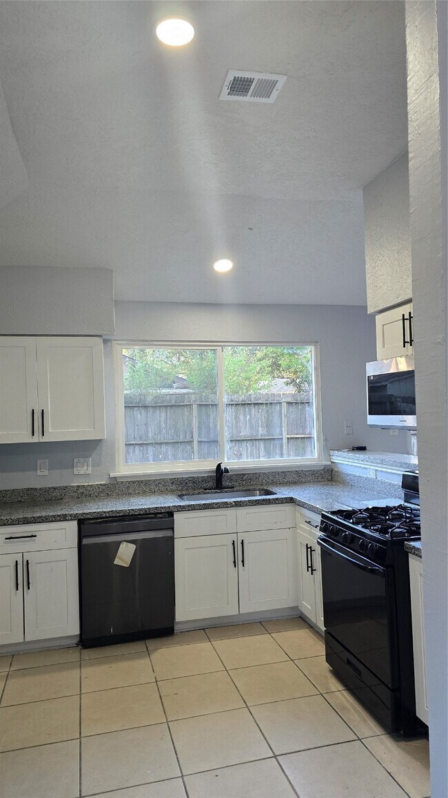 Building Photo - 15135 Beechnut St
