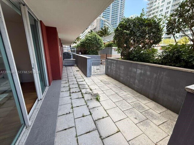 Building Photo - 1155 Brickell Bay Dr