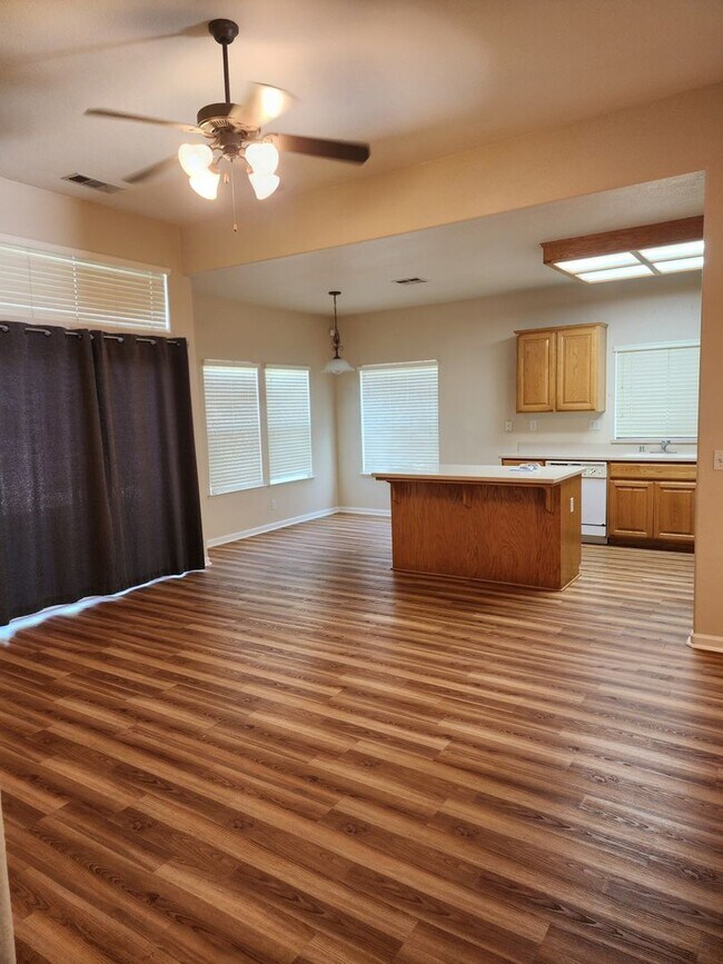 Building Photo - 4 bedroom 2 bathroom home Near Christofferson Pkwy Close to Walnut Elementary, Turlock Jr High Sc...