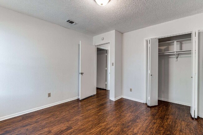 Building Photo - Stylish Half-Duplex in Arlington