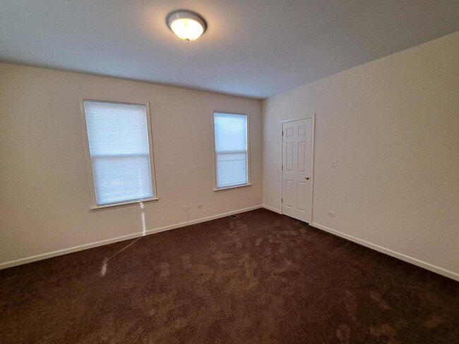 Building Photo - 1509 W Greenleaf Ave