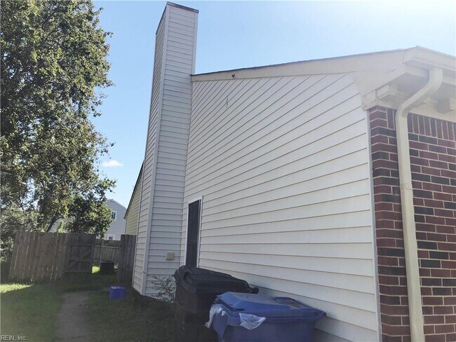 Building Photo - 4260 MacArthur Rd