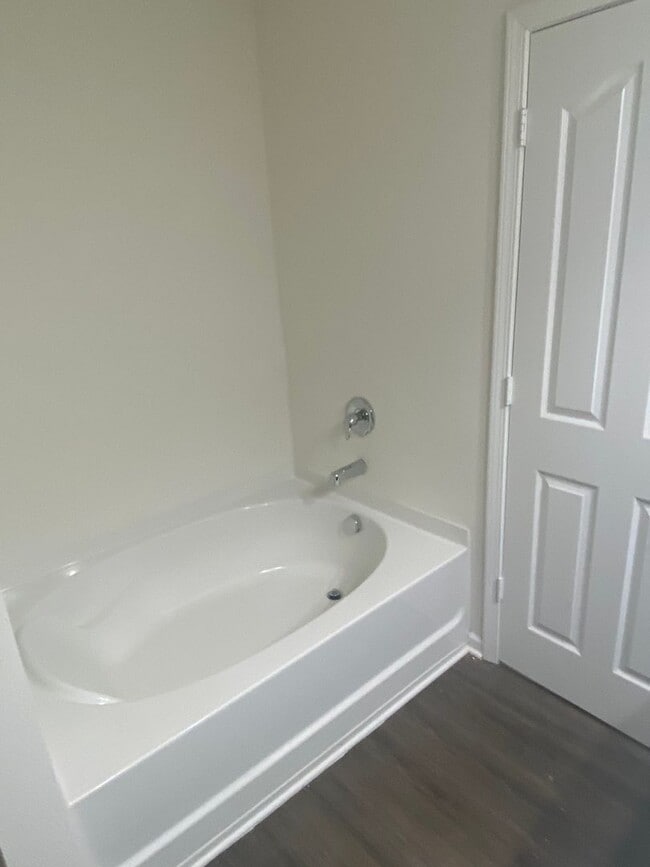 Building Photo - Large Four Bedroom Home In North Charlotte