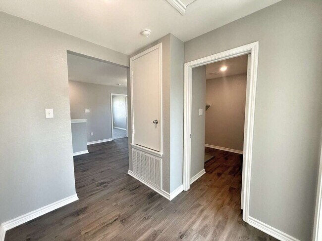 Building Photo - Immaculate Two Story Home in Legend Point Just Minutes from IH-35, shopping and area school!