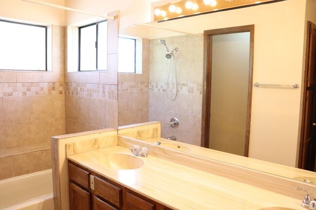 Building Photo - Country Club Estates Home