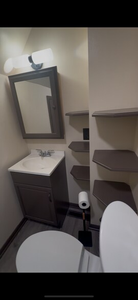 Upper bathroom south - 3747 E Pulaski Ave