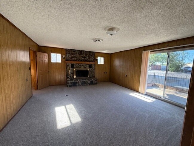 Building Photo - 3 Bed 1 1/2 Bath Home with Fireplace Conta...