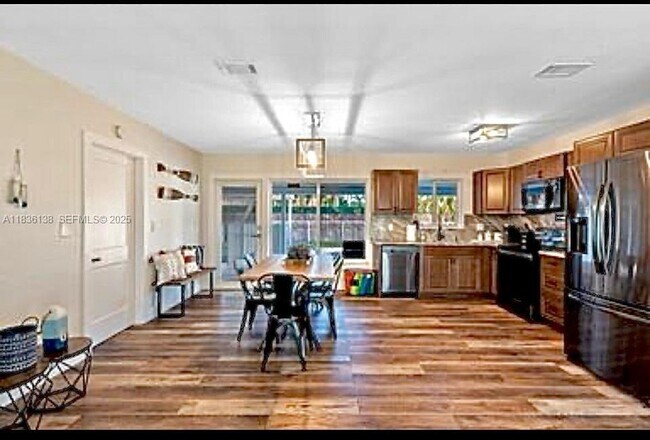 Building Photo - 2233 SE 13th St